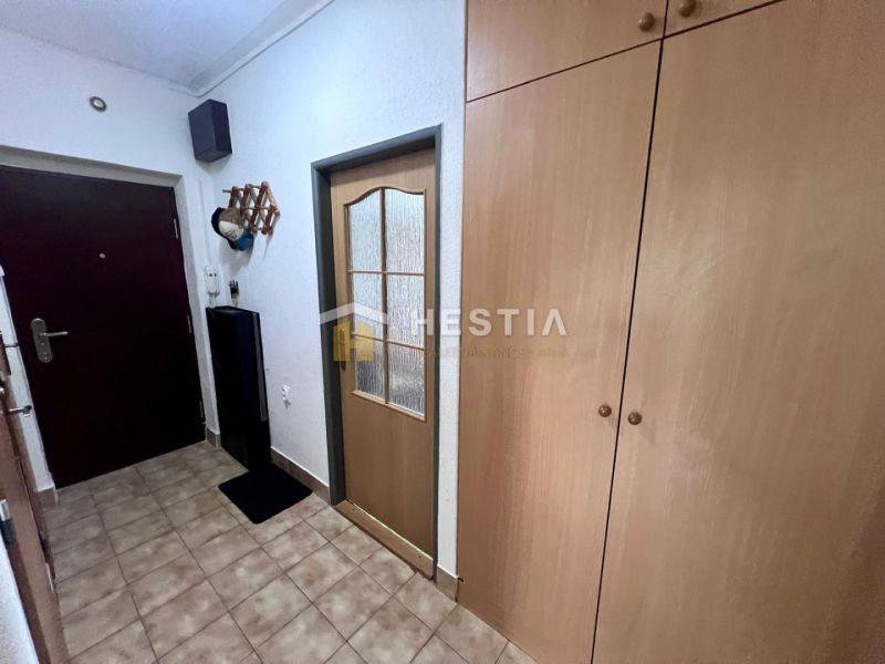 2 izbový byt na prenájom s balkónom na Kalinčiakovej, voľný od 01.10.2 - Chodba s keramickou dlažbou v 2-izbovom byte, zabudované skrine a vešiak.