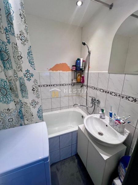 2 izbový byt na prenájom s balkónom na Kalinčiakovej, voľný od 01.10.2 - Kúpeľňa v 2-izbovom byte so sprchovým kútom, umývadlom a práčkou.