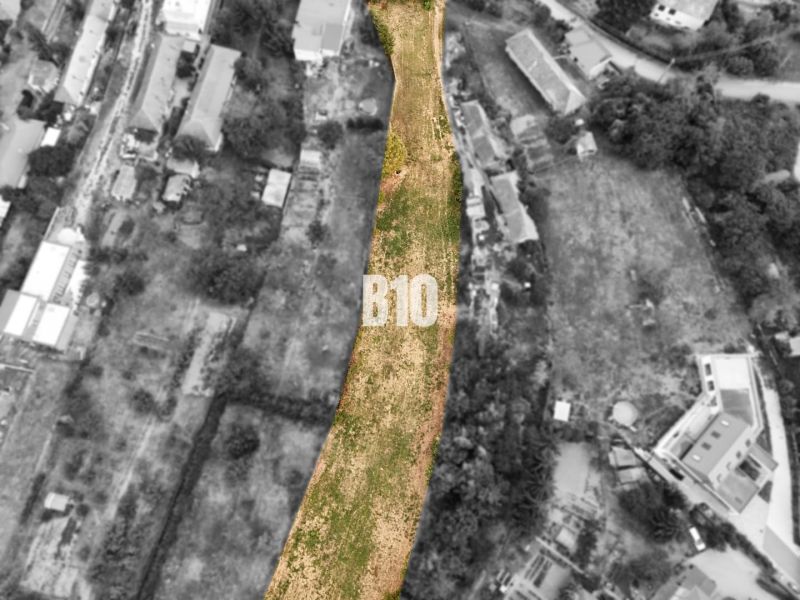 Na predaj pozemok v Kolíňanoch – 2 700 m² - Pozemky - bývanie v Kolíňanoch s úzkym tvarom medzi existujúcou zástavbou a zeleňou.
