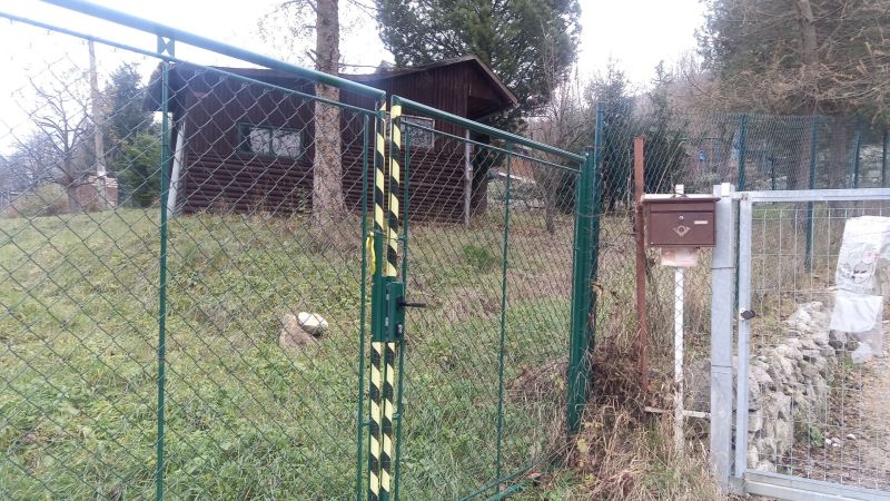 KONSKÉ - pozemok stavebný 1108 m2,okr. Martin  - Plot s bránkou, poštová schránka, chata, pozemky, príroda, bývanie v lese.