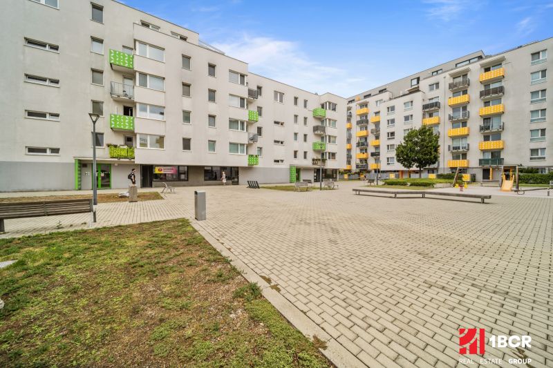 1.BCR | MODERNÝ 2-IZB. BYT, NOVOSTAVBA, PRI HRUBEJ LÚKE, BRATISLAVA - V Bratislave - Dúbravke na ulici Pri Hrubej lúke, bytovky a ihrisko.