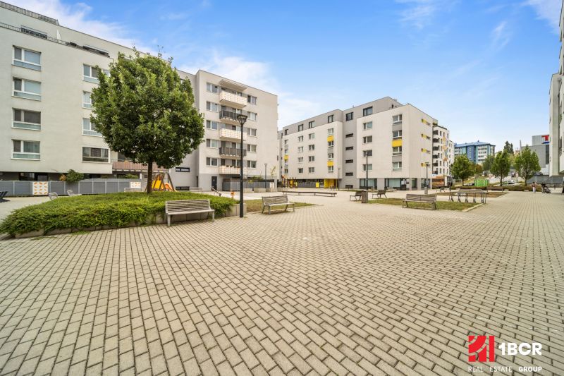 1.BCR | MODERNÝ 2-IZB. BYT, NOVOSTAVBA, PRI HRUBEJ LÚKE, BRATISLAVA - V Bratislave - Dúbravke na Pri Hrubej lúke je námestie s bytmi a lavičkami.
