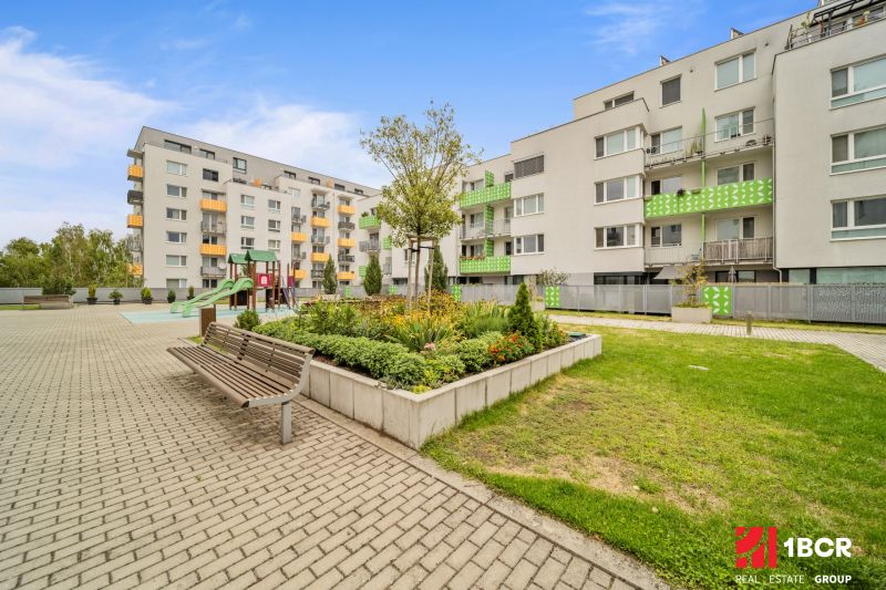 1.BCR | MODERNÝ 2-IZB. BYT, NOVOSTAVBA, PRI HRUBEJ LÚKE, BRATISLAVA - Bytový komplex s ihriskom a zelenými priestorami v Bratislave na Pri Hrubej lúke.