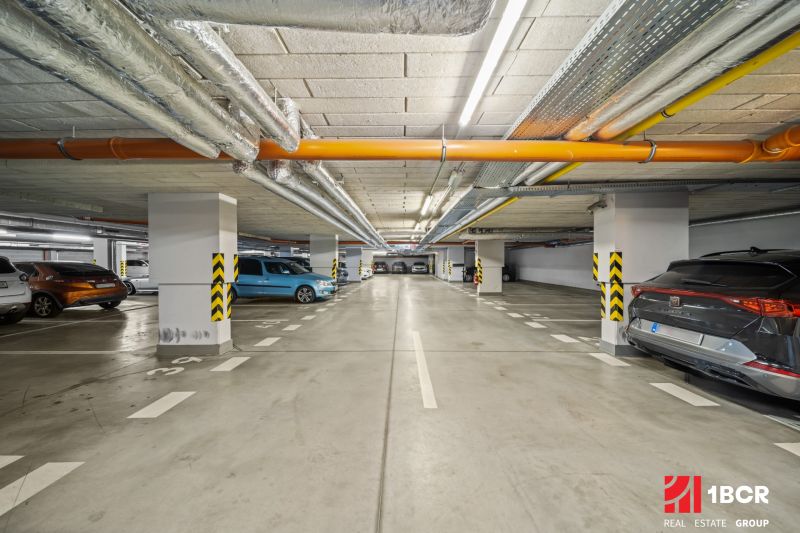 1.BCR | MODERNÝ 2-IZB. BYT, NOVOSTAVBA, PRI HRUBEJ LÚKE, BRATISLAVA - Podzemné parkovisko s automobilmi v Bratislave - Dúbravke na ulici Pri Hrubej lúke.