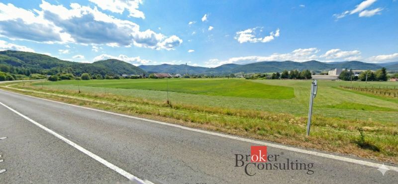 Investičná príležitosť: Komerčný pozemok 8 861 m² s platnou ÚPI v Hlin - Krajina pri Hliníku nad Hronom, Pozemky - komerčné, so zelenými lúkami a horami.