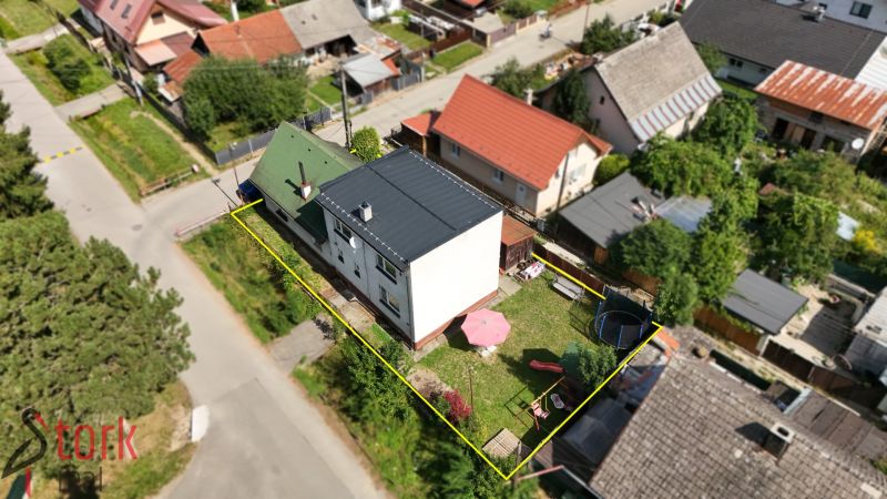 TOP - Rodinný dom v mestskej časti mesta BYTČA - Rodinný dom v Hliníku nad Váhom, Bytča, s trávnikom a detským ihriskom na dvore.