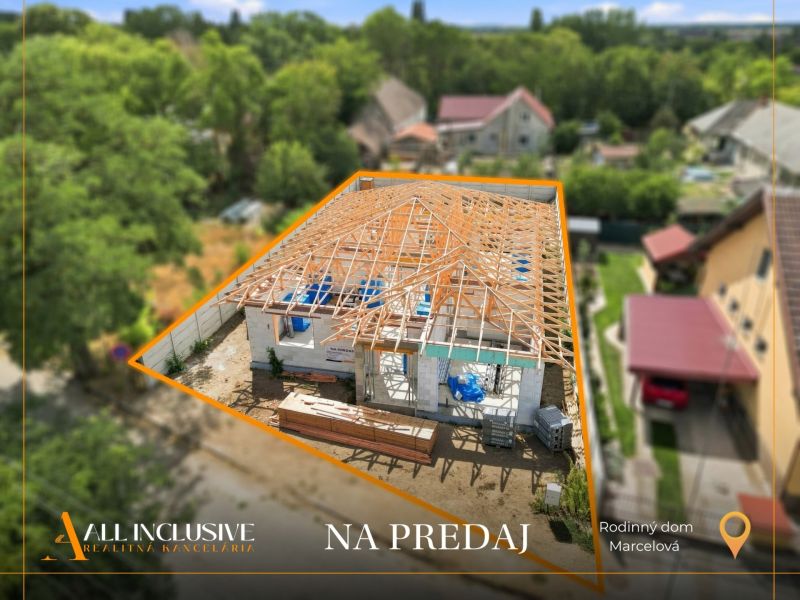 Na predaj 4-izb. rod. domy – novostavby, Marcelová - Rodinný dom v Marcelovej vo výstavbe s dokončenou drevenou strešnou konštrukciou.