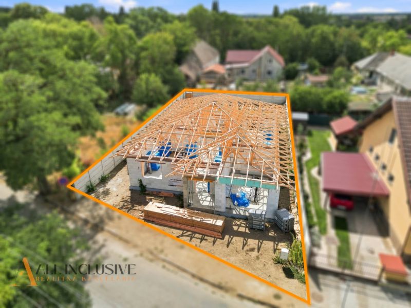 Na predaj 4-izb. rod. domy – novostavby, Marcelová - Rodinný dom v Marcelovej vo fáze výstavby, okolité domy a zeleň v pozadí.