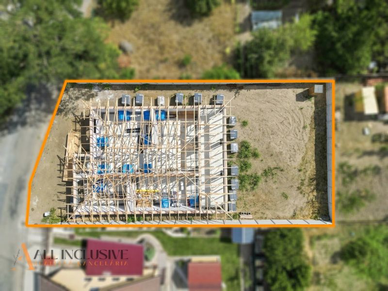 Na predaj 4-izb. rod. domy – novostavby, Marcelová - Stavba rodinného domu v Marcelovej zhora, obkolesená oranžovým rámom, obklopená zeleňou.