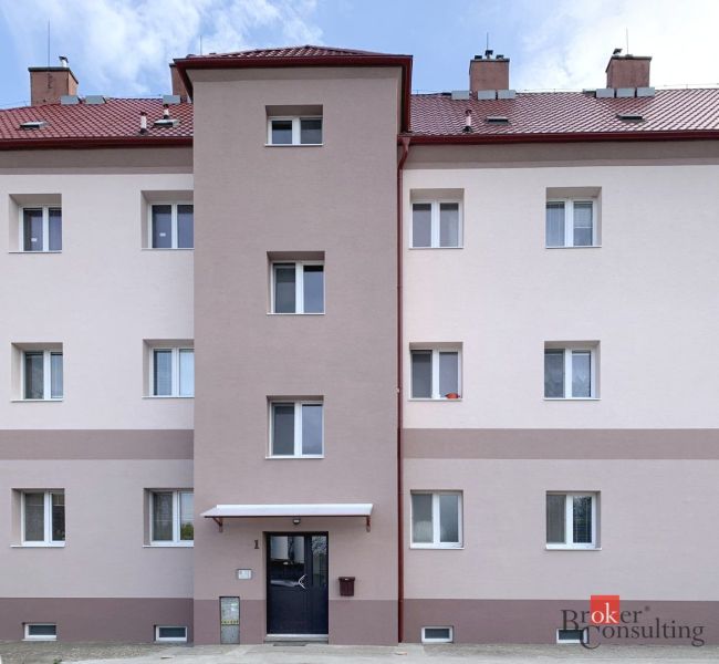 Krásny 1 izbový byt  45m2 + garáž - Fasáda obytného domu na Železničnej ulici v Šahách ponúka 1-izbové byty.
