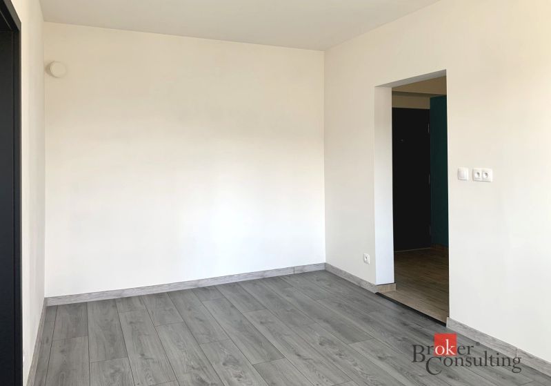 Krásny 1 izbový byt  45m2 + garáž - Prázdna izba v 1-izbovom byte s podlahou s dreveným dekorom.
