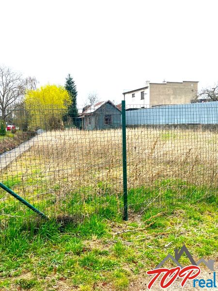 Rovinatý stavebný pozemok - Šaca - Pozemky - bývanie v Košiciach - mestskej časti Šaca na Jarkovej ulici, oplotený priestor.