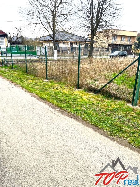 Rovinatý stavebný pozemok - Šaca - Pozemok na bývanie v Košiciach - mestskej časti Šaca, Jarková ulica, pri ceste.