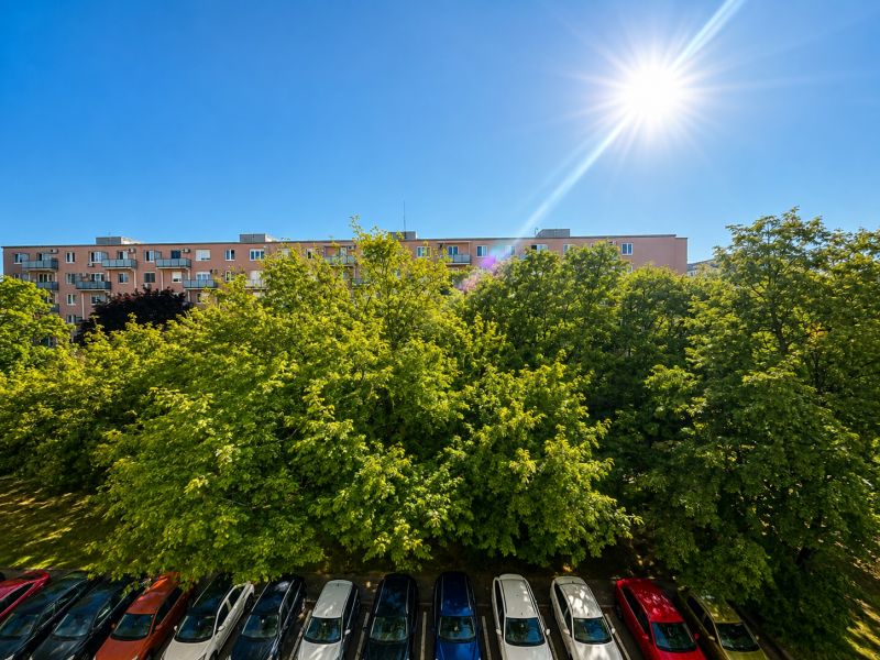 Na prenájom zariadený 4-izbový byt s balkónom I Ružinov |  - Slnečný deň v Bratislave - Ružinove na Zálužickej s pohľadom na bytovky a stromy.