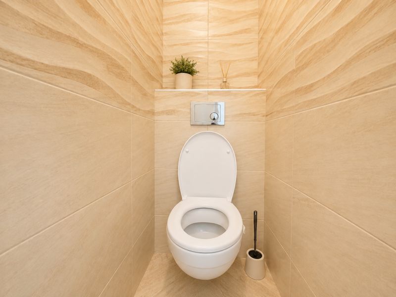 Na prenájom zariadený 4-izbový byt s balkónom I Ružinov |  - Toaleta v 4-izbovom byte s béžovým obkladom a minimalistickým dekorom.