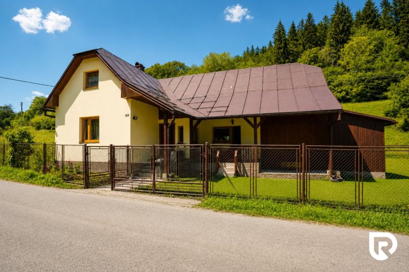 Investičná Príležitosť Chata - RD pri SKI MAKOV 4 959 m² pozem. - Chata na ulici Čierne v Makove s okrasným trávnikom a dreveným plotom.