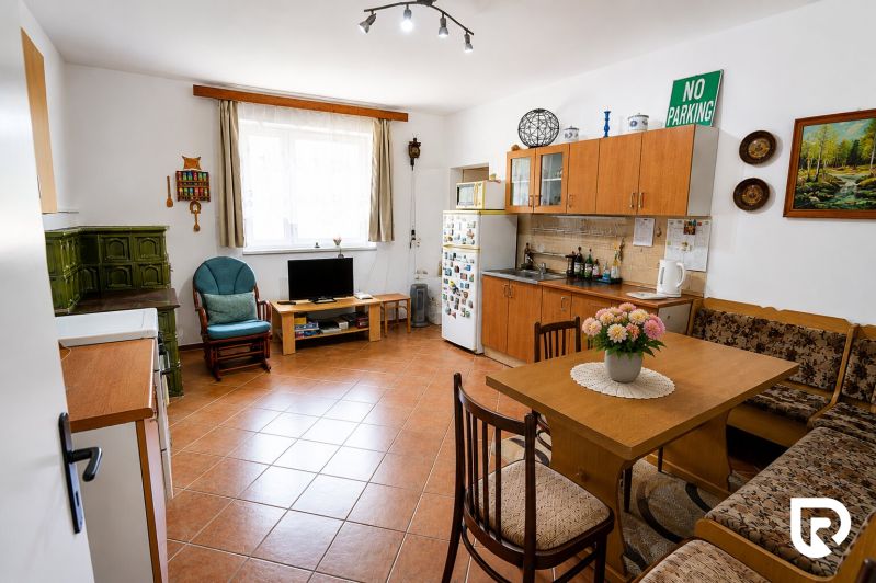 Investičná Príležitosť Chata - RD pri SKI MAKOV 4 959 m² pozem. - Kuchyňa v rodinnom dome s krbom, nábytkom a dekoráciami, podlaha s dreveným dekorom.