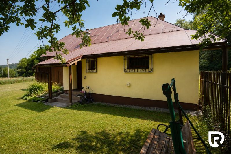 Investičná Príležitosť Chata - RD pri SKI MAKOV 4 959 m² pozem. - Rodinný dom v Makove na ulici Čierne s trávnatou záhradou a drevenou hojdačkou.