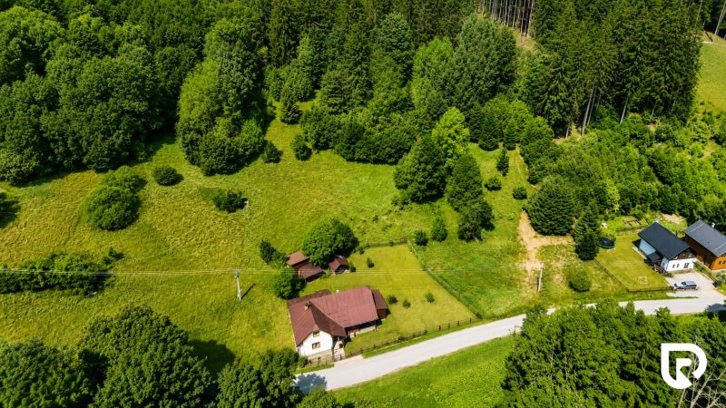 Investičná Príležitosť Chata - RD pri SKI MAKOV 4 959 m² pozem. - Rodinný dom na ulici Čierne v Makove, obklopený lúkami a lesom.
