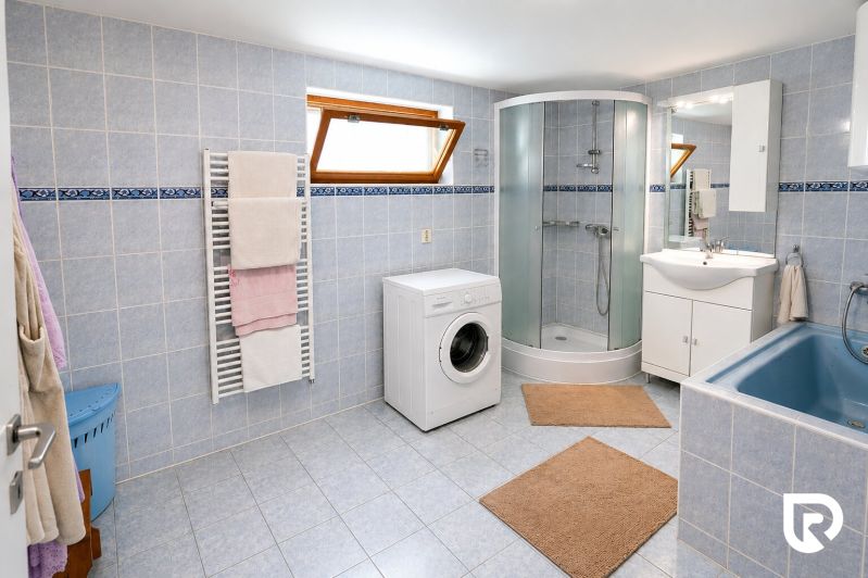 Investičná Príležitosť Chata - RD pri SKI MAKOV 4 959 m² pozem. - Kúpeľňa v rodinnom dome s vaňou, sprchovým kútom a práčkou.