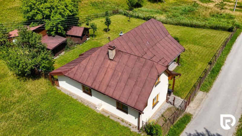 Investičná Príležitosť Chata - RD pri SKI MAKOV 4 959 m² pozem. - Rodinný dom v Makove na Čiernom ponúka záhradu s drevenými prístreškami a stromami.