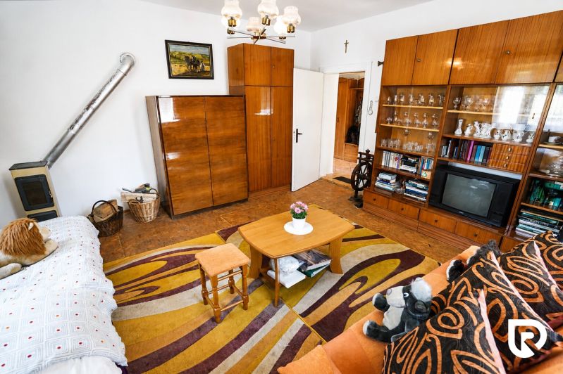Investičná Príležitosť Chata - RD pri SKI MAKOV 4 959 m² pozem. - Obývacia izba v rodinnom dome s kobercom, nábytkom, televízorom a pecou.