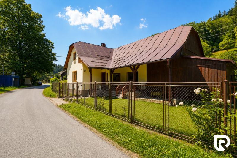 Investičná Príležitosť Chata - RD pri SKI MAKOV 4 959 m² pozem. - Rodinný dom v Makove na ulici Čierne s plotom a upravenou záhradou.