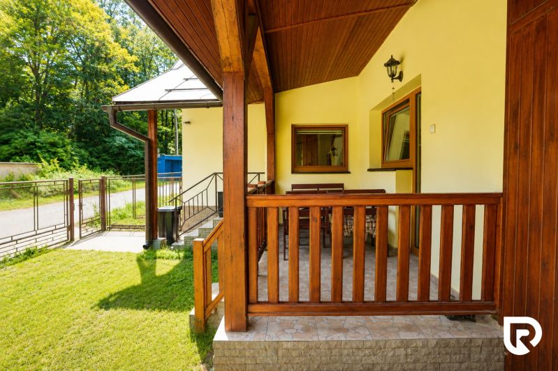 Investičná Príležitosť Chata - RD pri SKI MAKOV 4 959 m² pozem. - Rodinný dom na Čierne v Makove s terasou a dvorom v letnom prostredí.