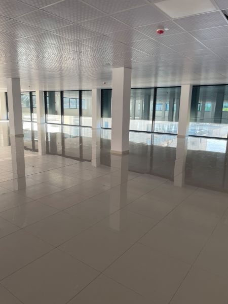 Ponúkame obchodné priestory 800m2 - Priestranné obchodné priestory s veľkými oknami a lesklou podlahou.