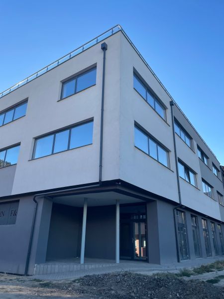 Ponúkame obchodné priestory 800m2 - Budova s veľkými oknami na Komenského 2A 2B v Leviciach, vhodná na obchodné priestory.