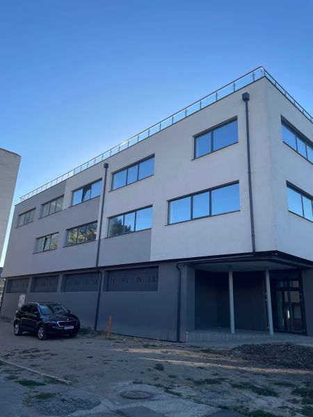 Ponúkame obchodné priestory 800m2 - Obchodné priestory v Leviciach na Komenského 2A 2B s presklenými oknami a zaparkovaným autom.