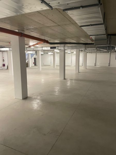 Ponúkame obchodné priestory 800m2 - Priestorné obchodné priestory s veľkoplošnou podlahou a rovným stropom.