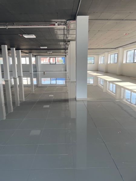 Ponúkame obchodné priestory 800m2 - Priestranné obchodné priestory s lesklou dlážkou a množstvom prirodzeného svetla.