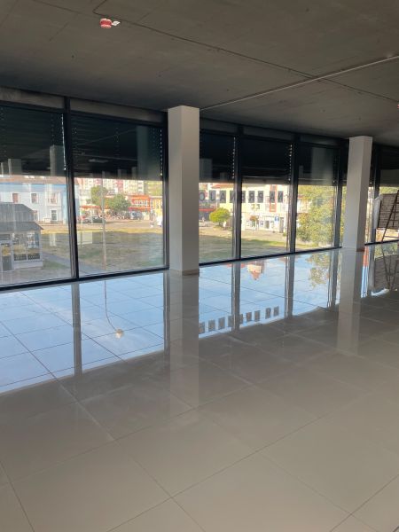 Ponúkame obchodné priestory 800m2 - Veľké obchodné priestory s presklenými stenami a lesklou podlahou.