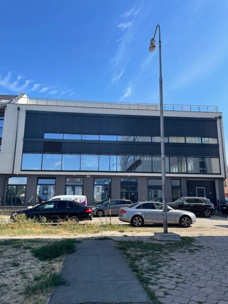 Ponúkame obchodné priestory 800m2 - Obchodné priestory na Komenského 2A 2B v Leviciach s modernými presklenými plochami.