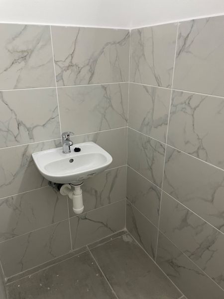 Ponúkame obchodné priestory 800m2 - Umývadlo a obklady v obchodných priestoroch s mramorovým vzorom.
