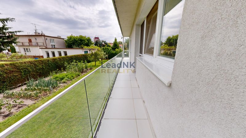 3izbový byt prenájom, 99 m2, Petržalka, Bratislava 5 - Balkón s preskleným zábradlím v Petržalke na ulici Kremnická, pri trojizbovom byte.