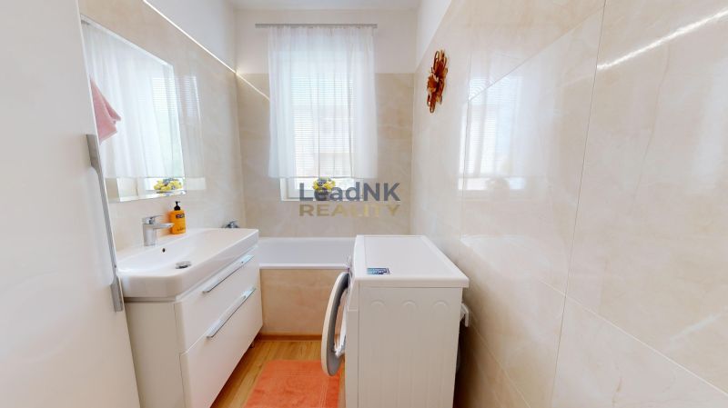 3izbový byt prenájom, 99 m2, Petržalka, Bratislava 5 - Kúpeľňa v 3-izbovom byte s vaňou, umývadlom, práčkou a oknom.