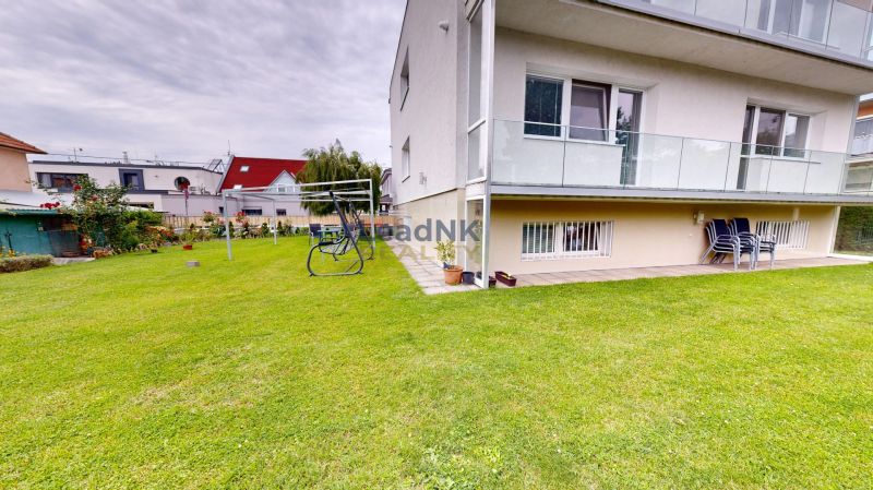 3izbový byt prenájom, 99 m2, Petržalka, Bratislava 5 - Exteriér dvojpodlažného domu na Kremnickej ulici v Bratislave - Petržalke, s udržiavanou záhradou.