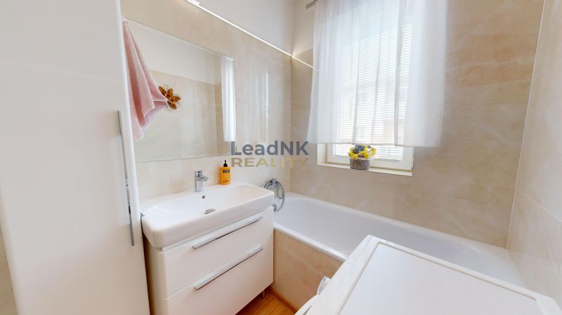 3izbový byt prenájom, 99 m2, Petržalka, Bratislava 5 - Kúpeľňa v 3-izbovom byte s vaňou, umývadlom a úložným priestorom.