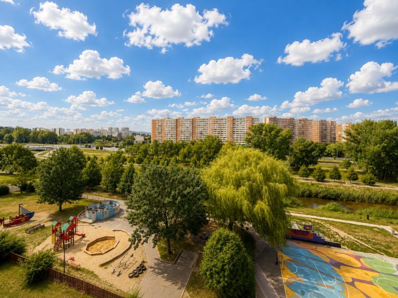 Pekný zariadený 3-izbový byt s 2 balkónmi | 85,3 m² | Petržalka I - Detské ihrisko a športové ihrisko obklopené zeleňou v Petržalke na Lachovej ulici.