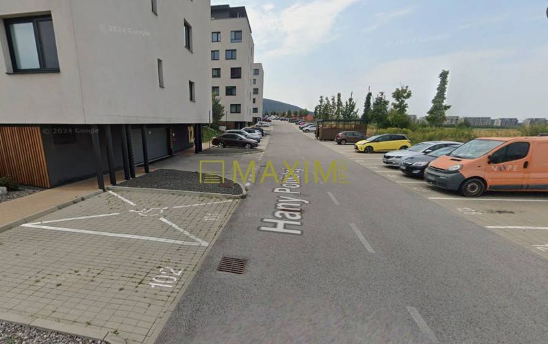 Ponúkame na prenájom vonkajšie parkovacie státie na ulici H. Ponickej - Garáže na Hany Ponickej v Bratislave - Lamači s parkovacími miestami a autami.