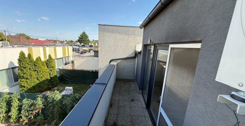 2- izbový byt na  Roľníckej ulici  - Balkón 2-izbového bytu na Roľníckej ulici v Bratislave-Vajnoroch s výhľadom na záhradu.