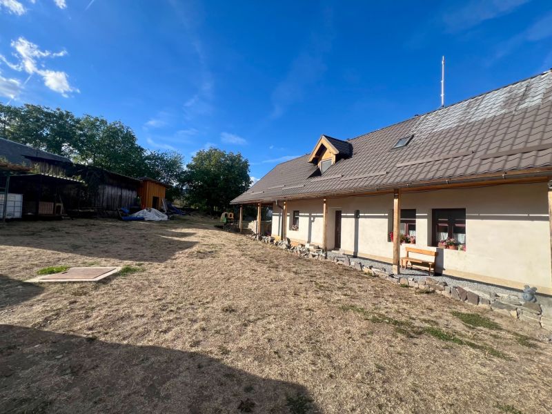 Atraktívny rodinný dom s veľkým pozemkom  – Hronská Dúbrava - Rodinný dom v Hronskej Dúbrave s veľkou záhradou a drevenými prístavbami.