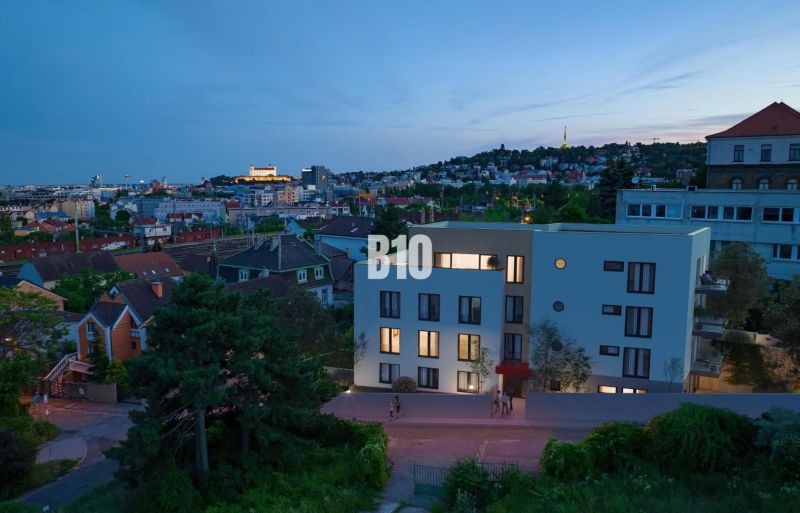 BRATISLAVA NA DLANI - SKOLAUDOVANÝ BYT S TERASOU, NA NAJVYŠŠOM POSCHOD - Nočná panoráma z ulice Pod Strážami v Bratislava III s výhľadom na 3-izbový byt.