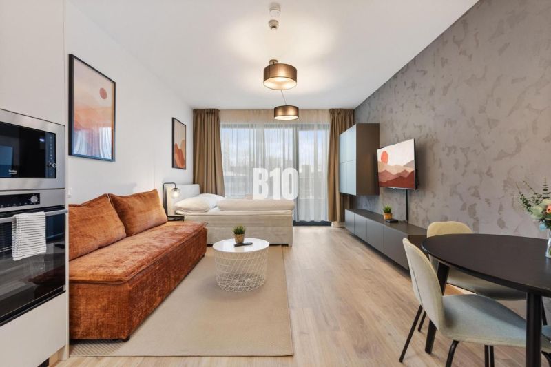 DOWNTOWN NA DOSAH – DIZAJNOVÝ 1-izbový apartmán s loggiou a výhľadom n - 1-izbový byt s podlahou s dreveným dekorom, televízorom a pohodlným sedením.