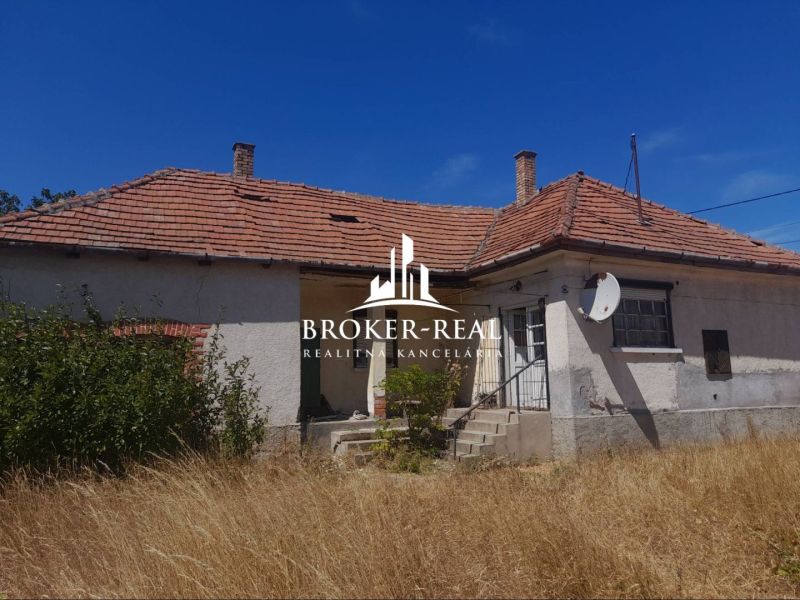 Rodinný dom 3 izbový - Csobád, Maďarsko - Rodinný dom v Csobáde s červenou strechou a satelitnou anténou.