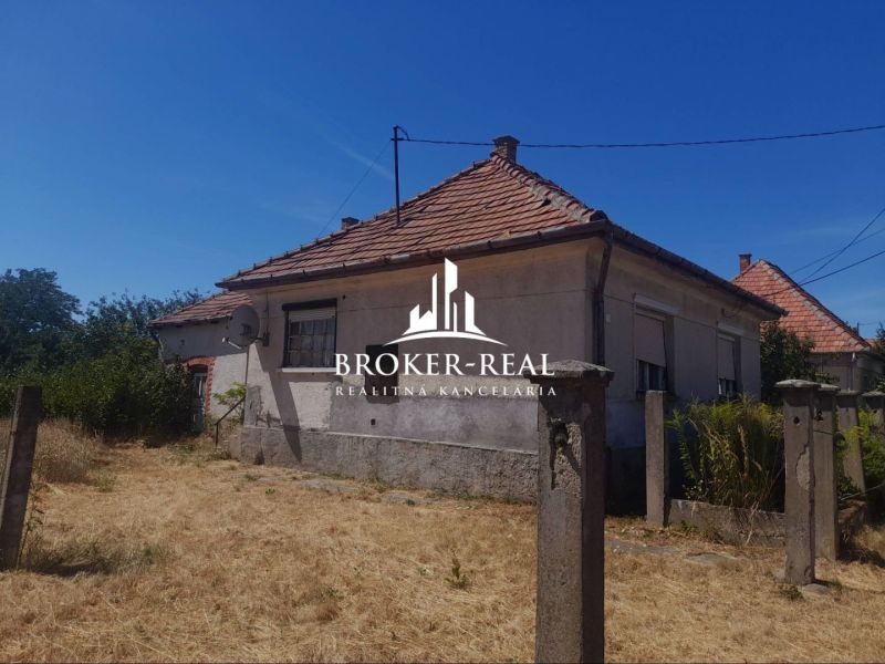 Rodinný dom 3 izbový - Csobád, Maďarsko - Rodinný dom v Csobáde s omietnutými stenami, škridlovou strechou a zanedbaným okolím.