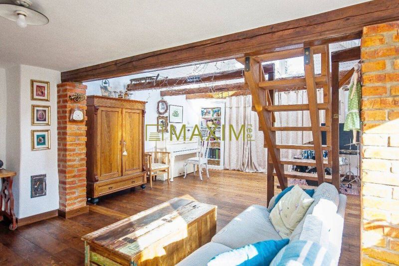 TOP - Okúzlujúci dom, zariadený vo vintage štýle s jedinečným pozemkom - Interiér rodinného domu s dreveným dekorom, pianínom a tehlovými detailmi.