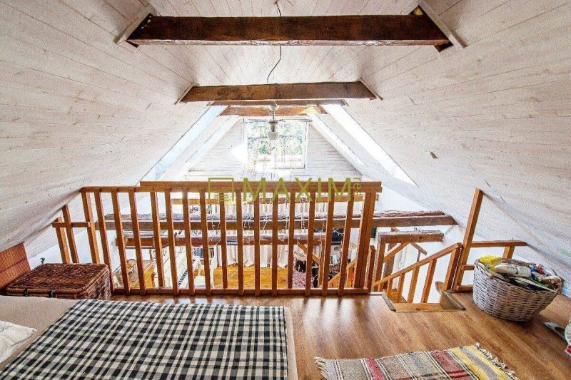 TOP - Okúzlujúci dom, zariadený vo vintage štýle s jedinečným pozemkom - Podkrovná izba v rodinnom dome s podlahou s dreveným dekorom a stropnými trámami.